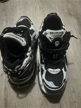 Balenciaga men and women Black & White Runner Sneakers